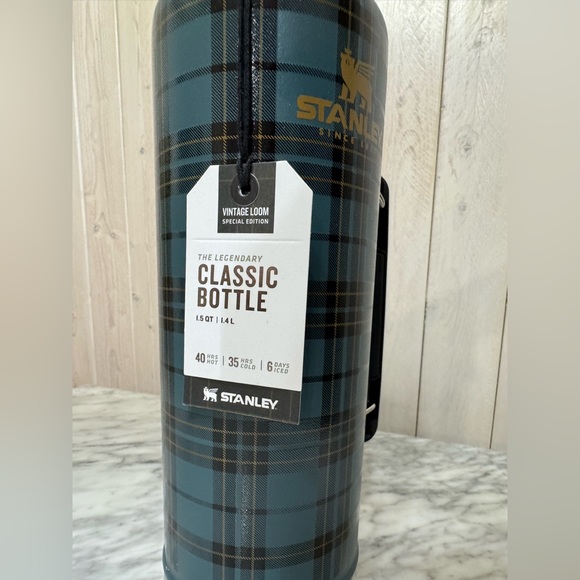 Stanley, Vintage Loom Special Edition 1.5 QT Blue Plaid Classic Bottle - Picture 2 of 4